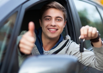 jeune-conducteur-voiture