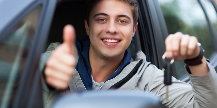 jeune-conducteur-voiture