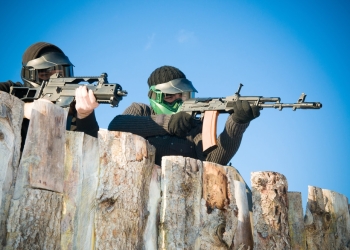 jeunes jouent airsoft