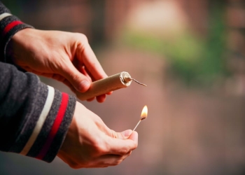 homme allume petard danger