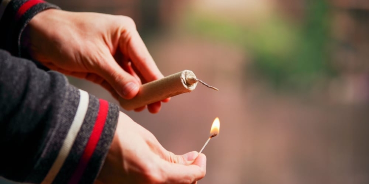 homme allume petard danger