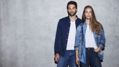 couple porte vetements en jean