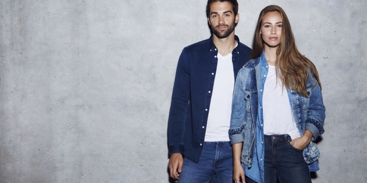 couple porte vetements en jean