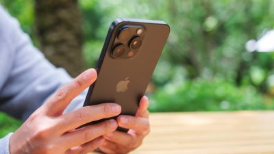 femme avec iphone