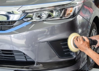 machine de polissage de voiture chez un pro