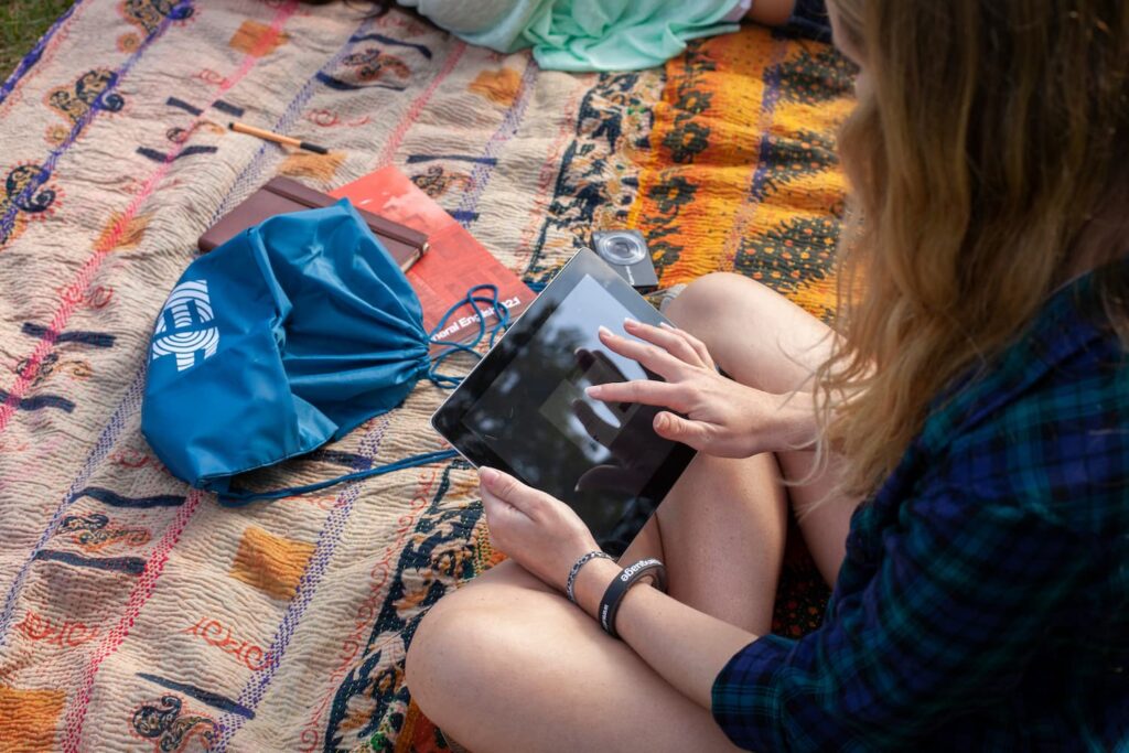 jeune avec tablette